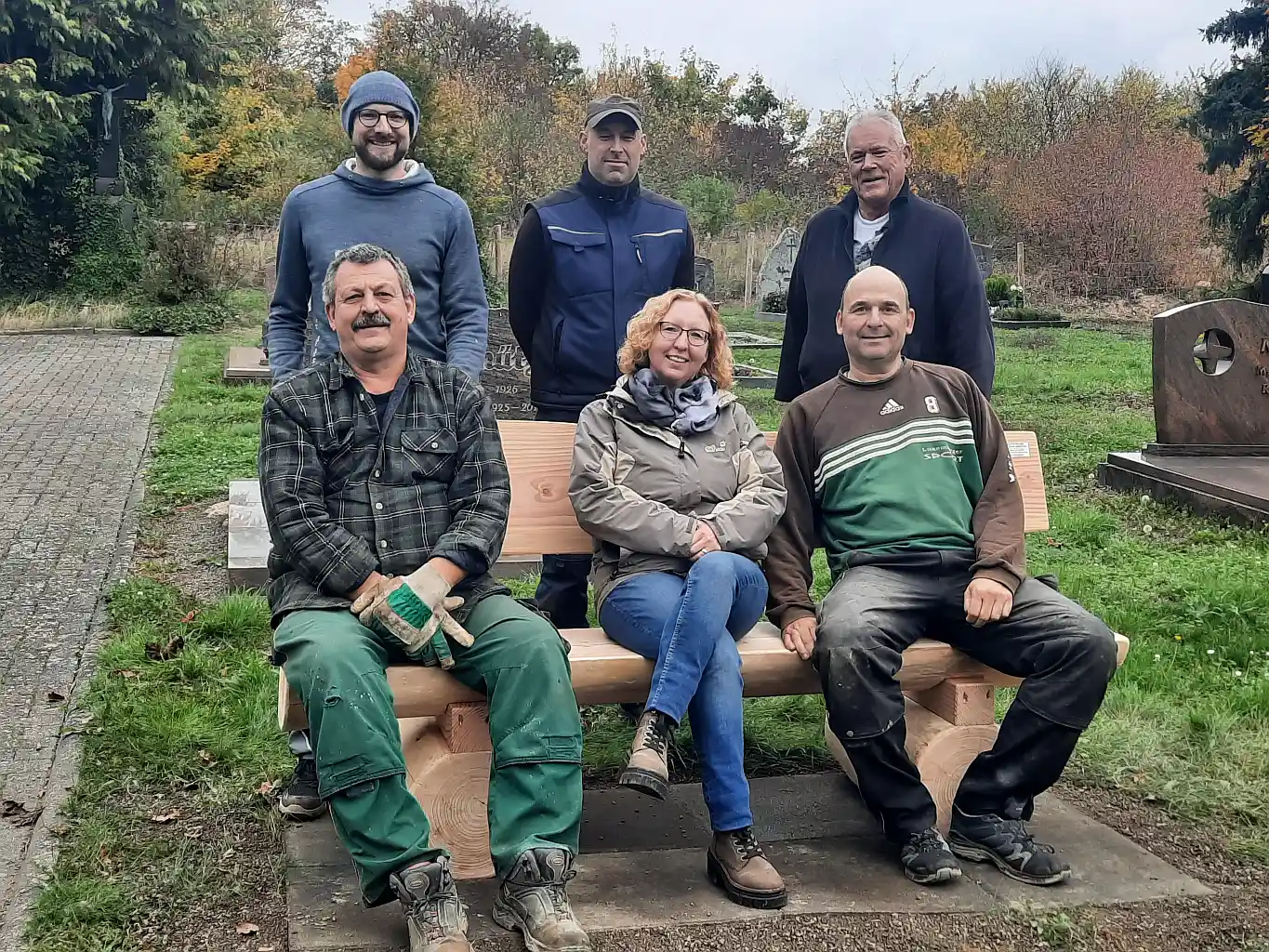 Zweckverband räumt vor Allerheiligen auf dem Friedhof Oberzissen auf