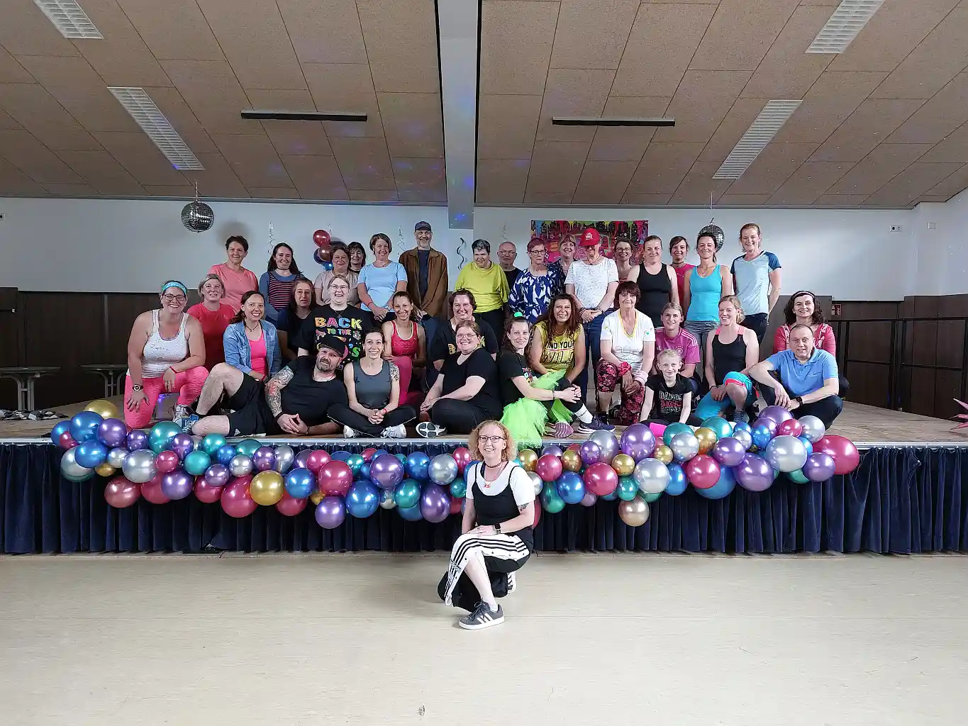 „Zurück in die 90er“: Zumba-Benefiz bringt 2.000 Euro für Lebenshilfehaus Bürgermeister Bell tanzte mit