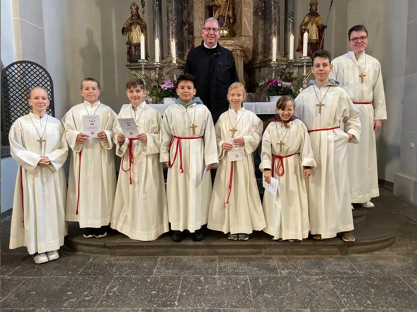 Fünf neue Messdiener beim Erntedankgottesdienst in Wassenach eingeführt