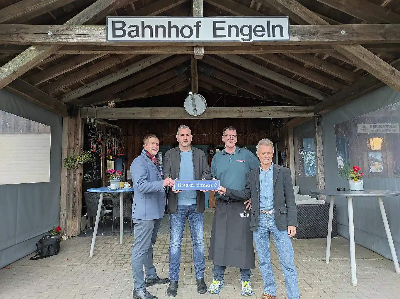 Rarität in Deutschland: Bahnhof Engeln erhält Schild mit der seltenen Hausnummer Null