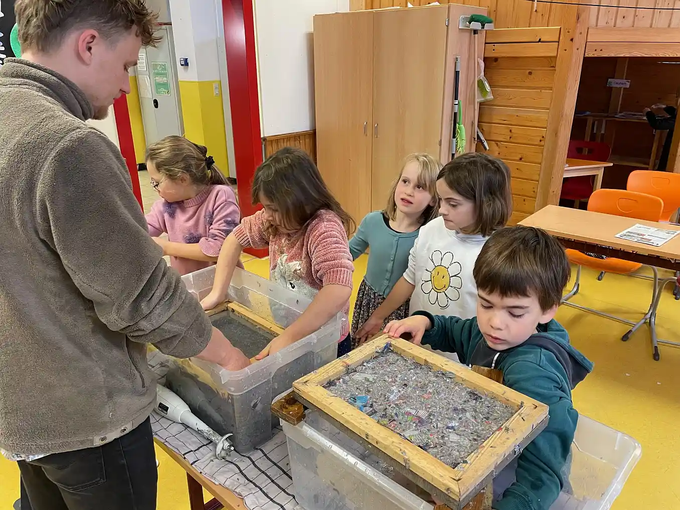 „Papierschöpfen – Aus Alt mach Neu“: Nachhaltiger Projekttag an der Grundschule Wehr