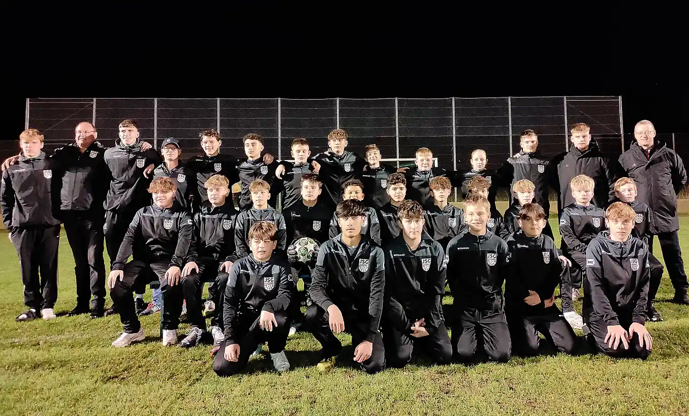 Neue Trainingskleidung für die C-Jugend der JSG Zissen dank GFG-Sponsoring