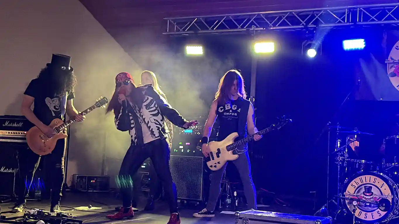 Flennes und Skulls N‘ Roses rockten die Brohltalhalle Oberzissen Erfolgreiche Rocknacht