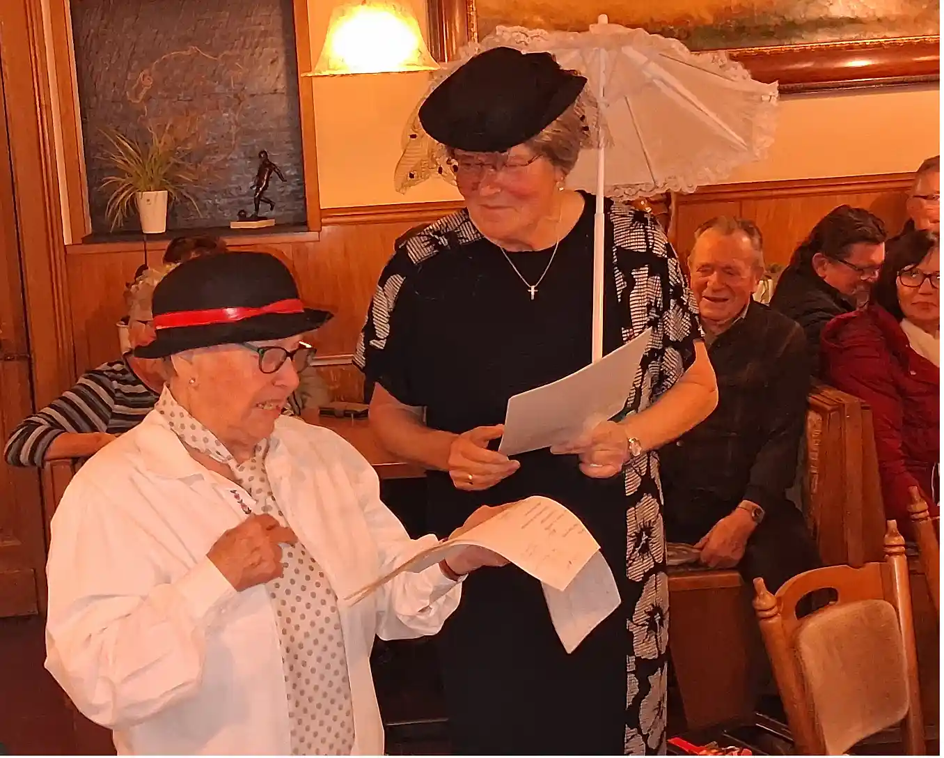 Karnevalistische Stimmung beim Treffen zur Kempenicher Ortsgeschichte am 11.11. Karnevalistische Stimmung beim Treffen zur Kempenicher Ortsgeschichte am 11.11.