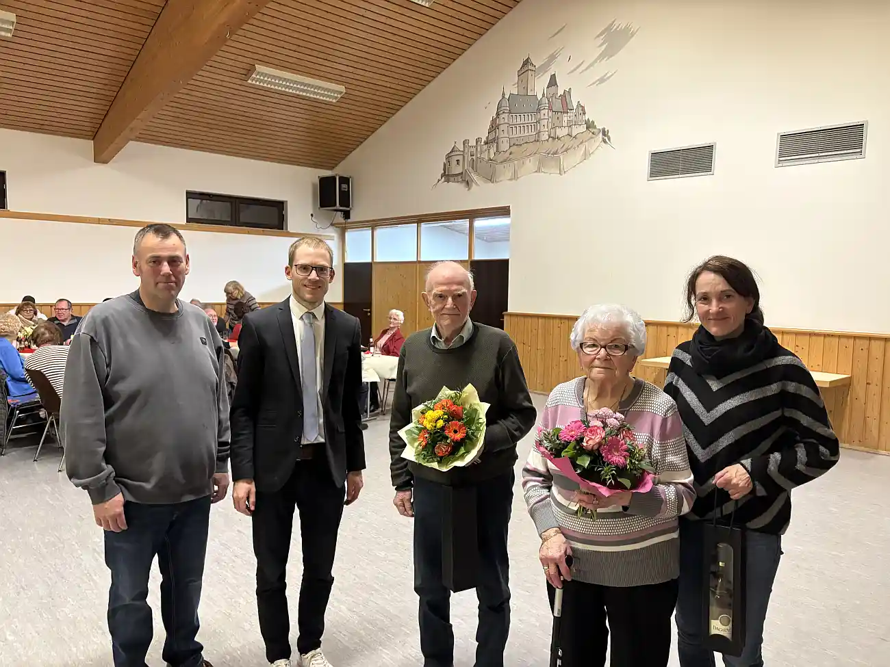 90 Senioren feiern mit Showtanz und Büfett in Niederdürenbach 90 Senioren feiern mit Showtanz und Büfett in Niederdürenbach