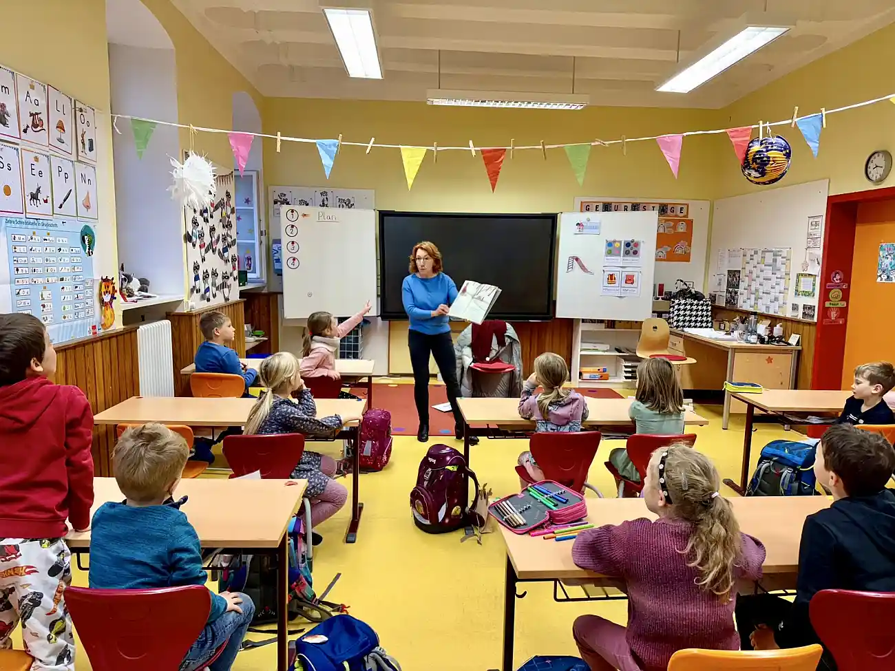 Lesefreude in Wehr: Landtagsabgeordnete Susanne Müller (SPD) liest Grundschulkindern vor