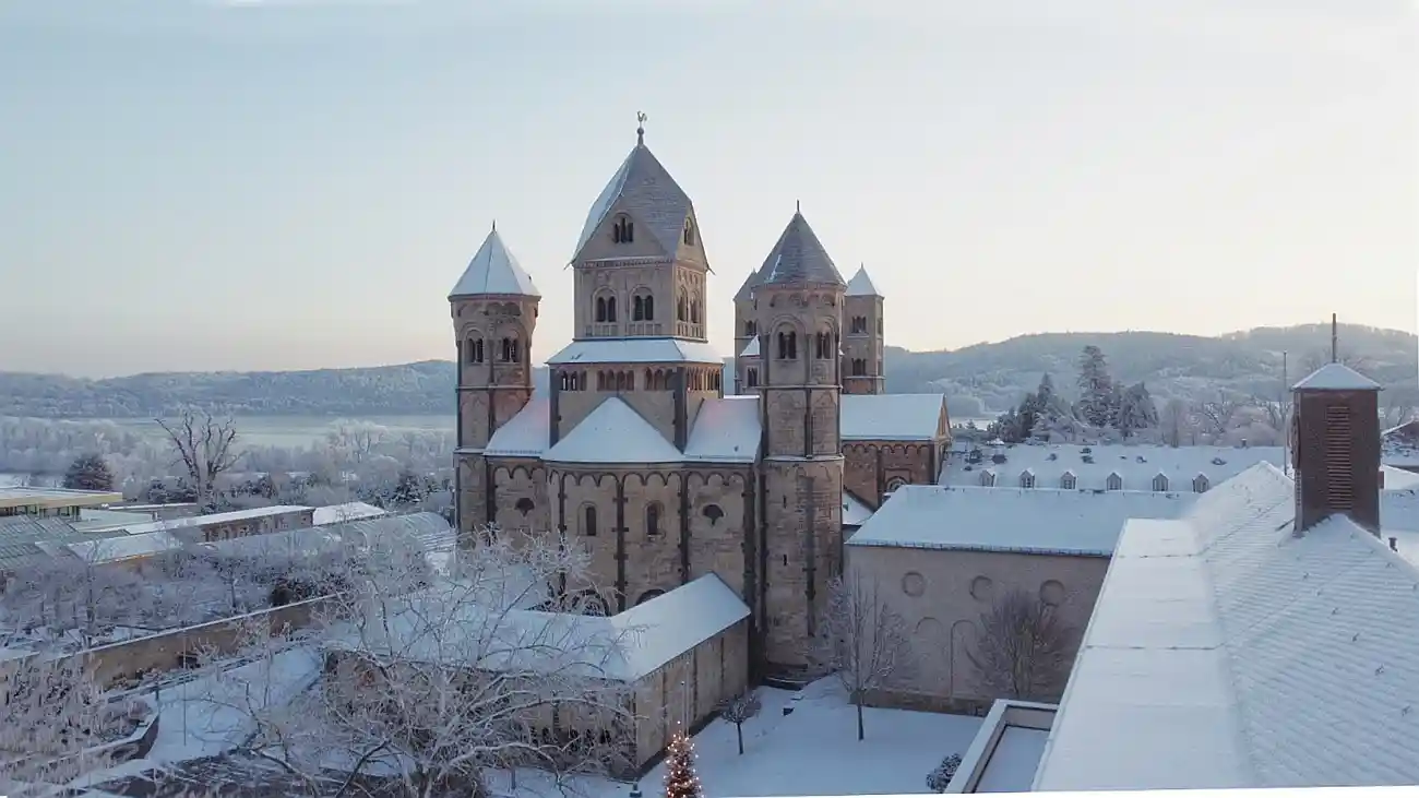 Weihnachten und Neujahr in Maria Laach: Feiern in der Abteikirche Weihnachten und Neujahr in Maria Laach: Feiern in der Abteikirche