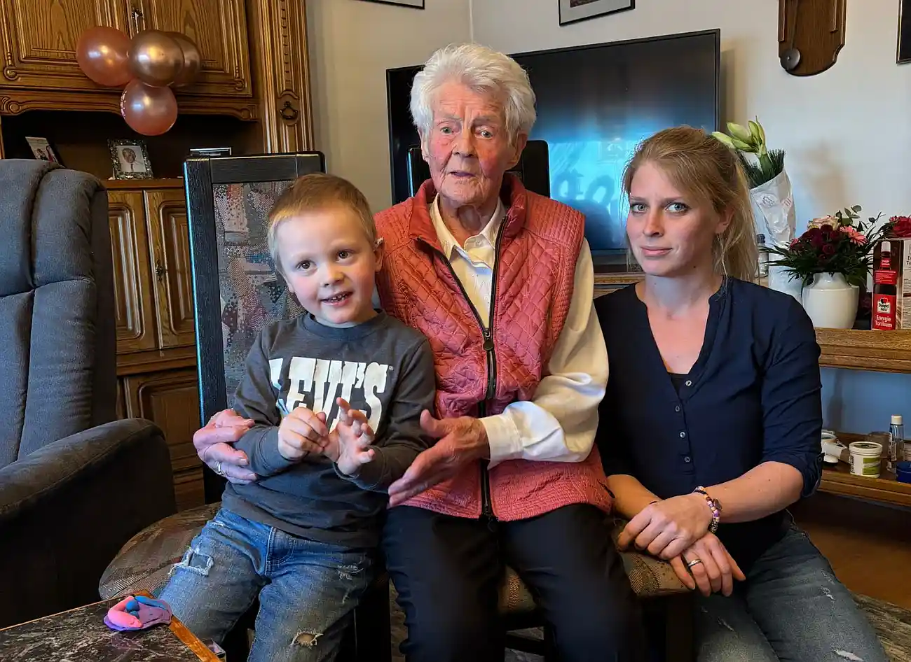 Maria Mahlberg aus Niederdürenbach feierte ihren 100. Geburtstag Maria Mahlberg aus Niederdürenbach feierte ihren 100. Geburtstag