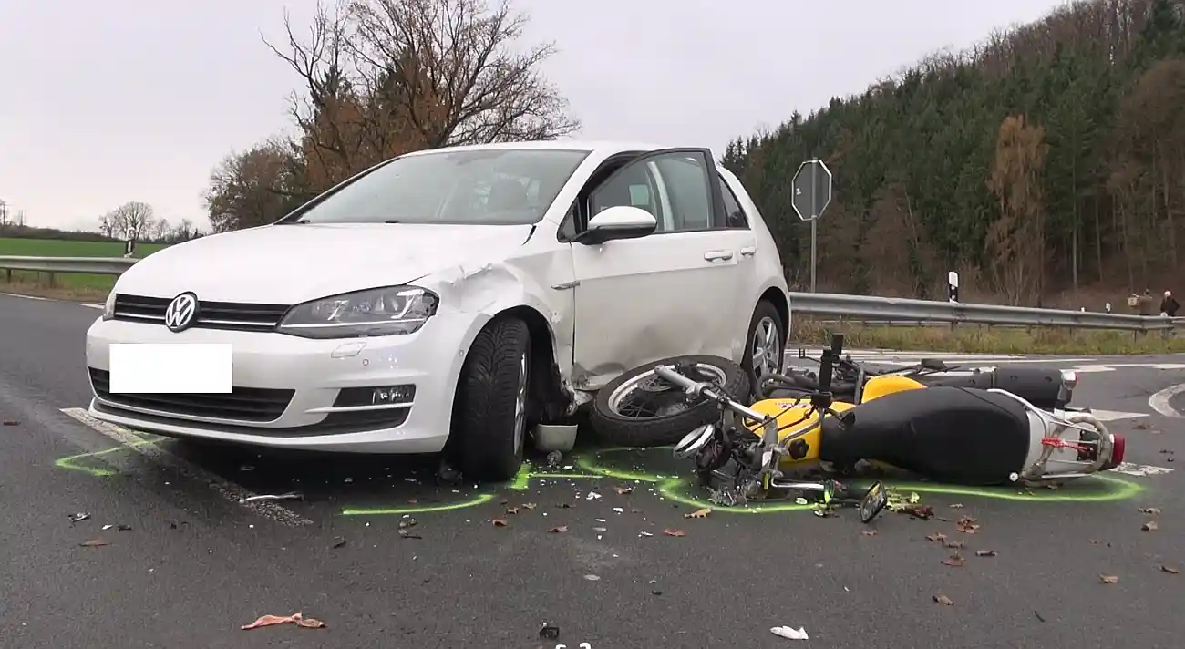 Unfall bei Sinzig: Motorradfahrer wird nach Kollision mit Pkw ins Krankenhaus geflogen Unfall bei Sinzig: Motorradfahrer wird nach Kollision mit Pkw ins Krankenhaus geflogen