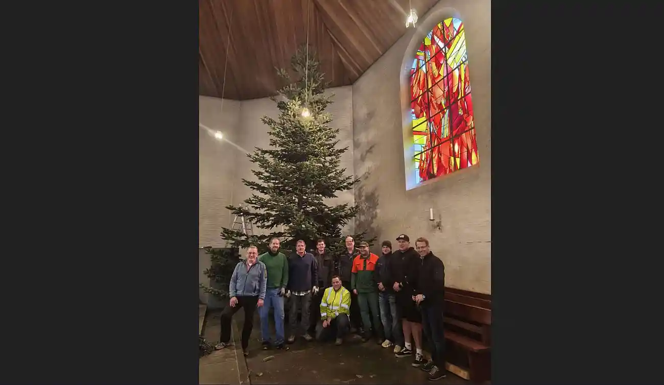 Zehn Helfer stellen neun Meter hohe Tanne in der Kirche St. Germanus Niederzissen auf