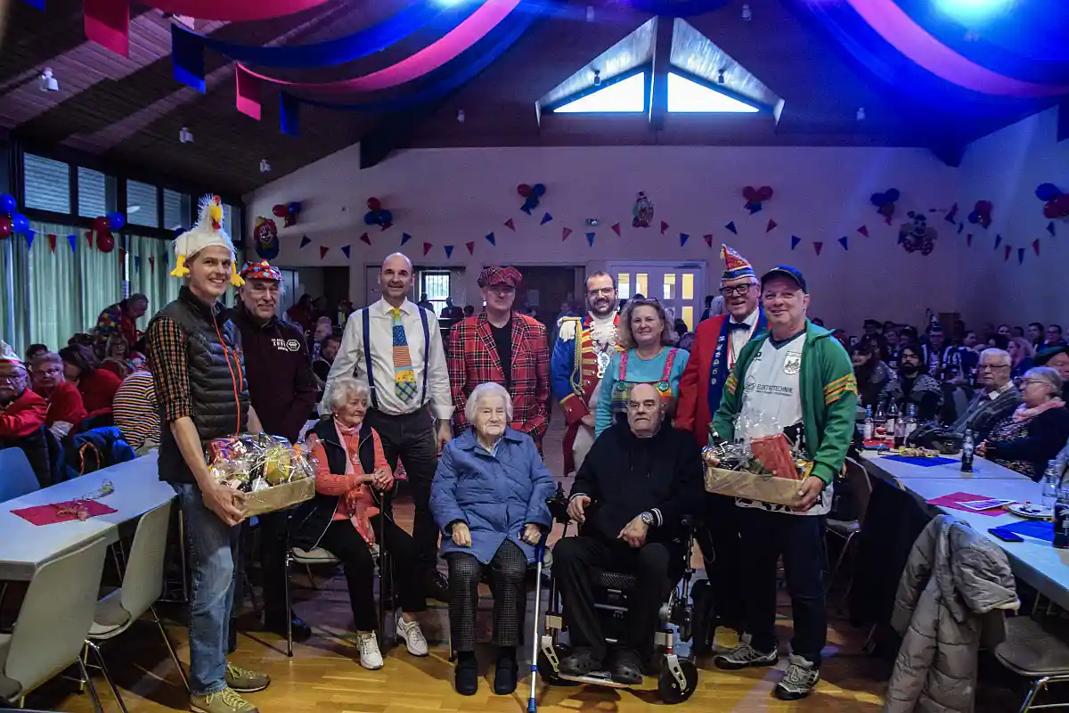 Bunt, herzlich, jeck: Senioren genießen 1. Traditionssitzung in Oberzissen
