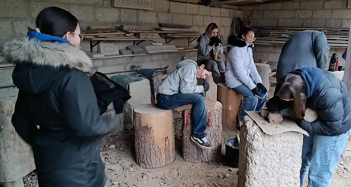 Spanische Austauschschüler entdecken den Tuffstein in Weibern