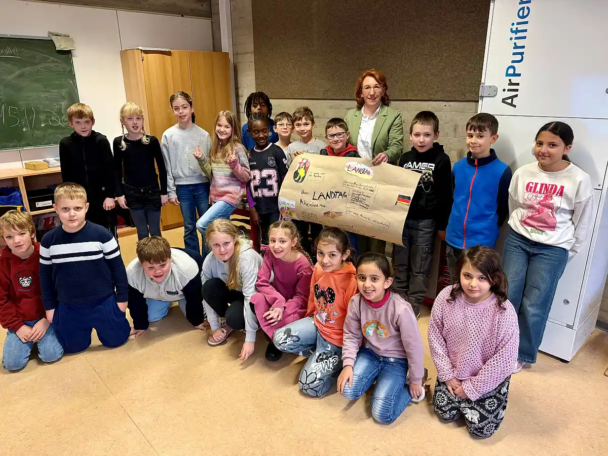 Lesefreude in Burgbrohl: Landtagsabgeordnete Susanne Müller (SPD) liest Grundschulkindern vor