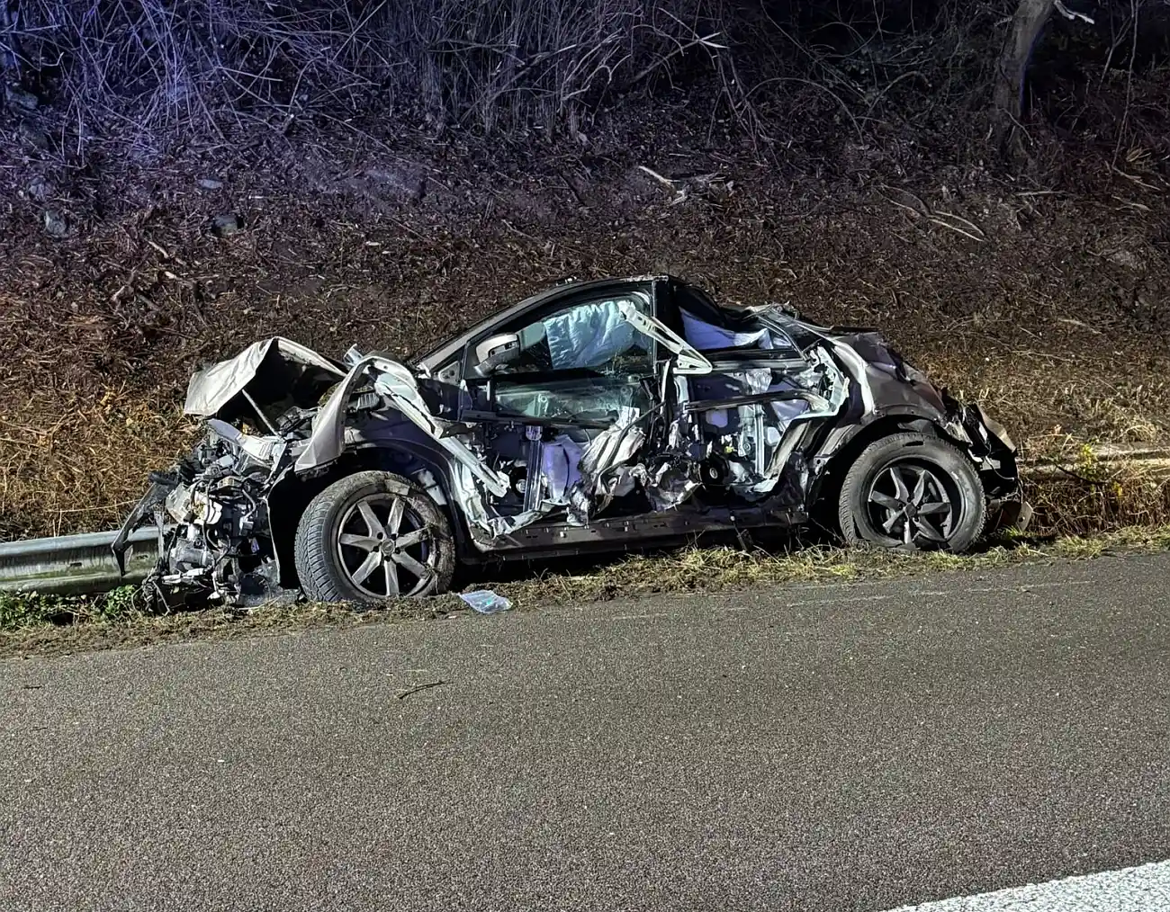 Mondeo prallt auf Kuga: 3 Verletzte nach schwerem Verkehrsunfall auf der A61