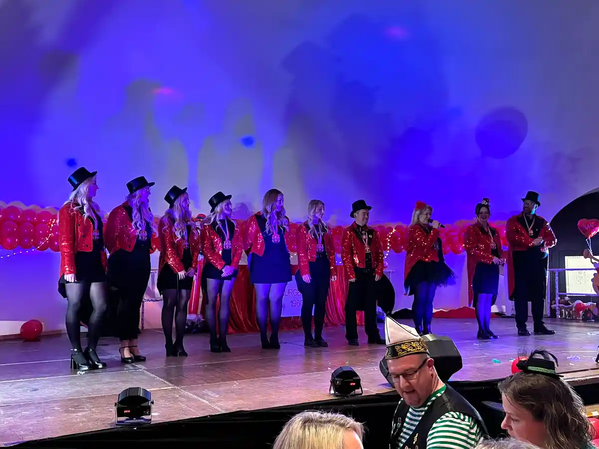 Prunksitzung in Burgbrohl: Ausverkaufte Kaiserhalle wurde zur närrischen Manege