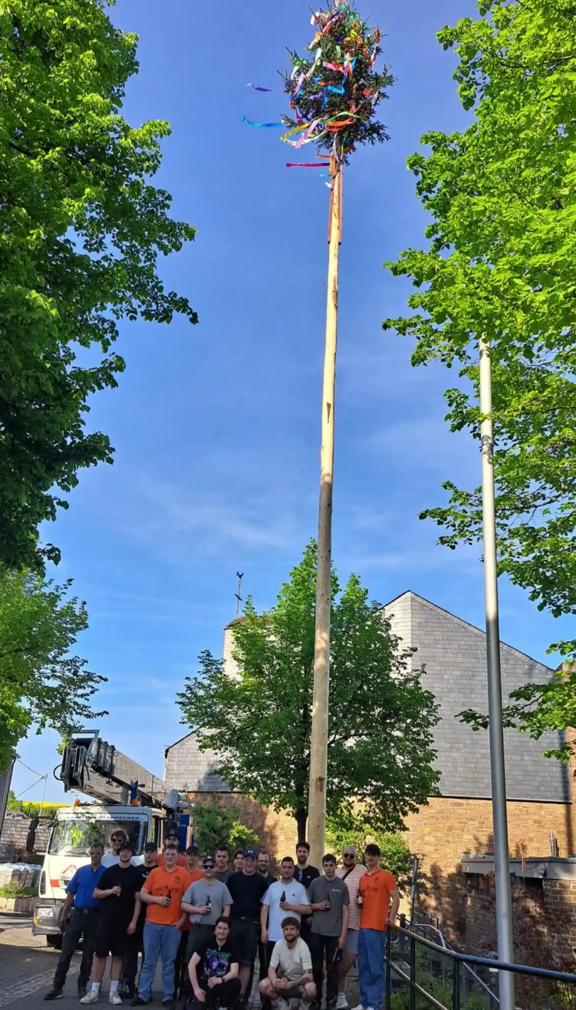 Mit Kran, Musik und Imbiss: Oberzissen stellt den Maibaum auf