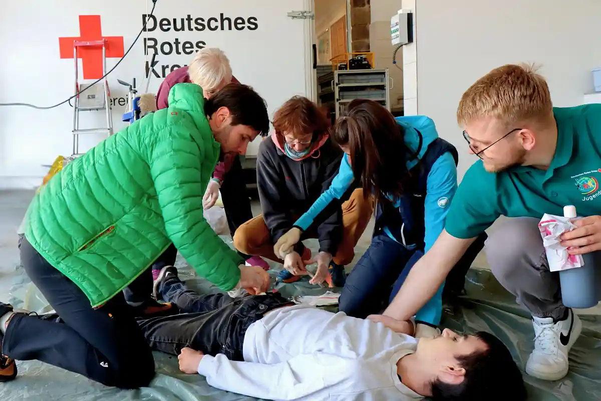 Mit Schminke zum Ernstfall: DRK-Übung für den Alpenverein in Niederzissen