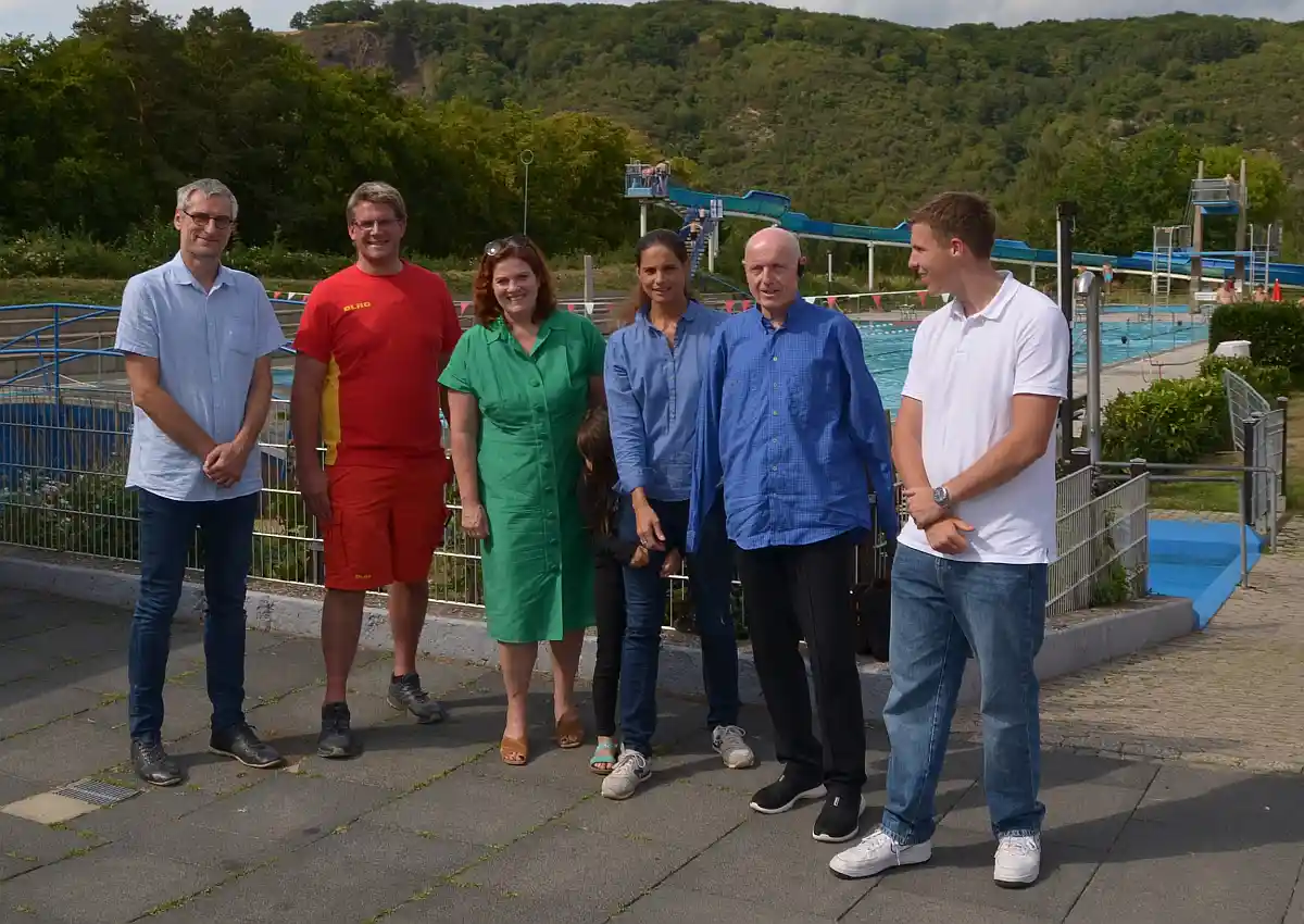 Mit der Fähre in den Nachbarkreis: FDP kritisiert Schwimmbad-Mangel im Kreis