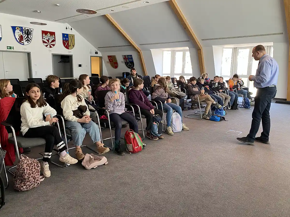 Viertklässler lernen Verwaltung im Rathaus Niederzissen kennen