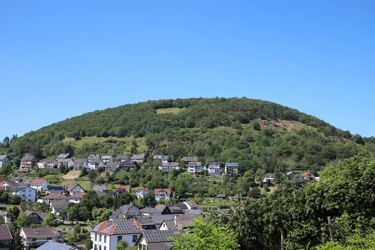 Gemeinderat Niederzissen lehnt Denkmalschutz für Bausenberg ab