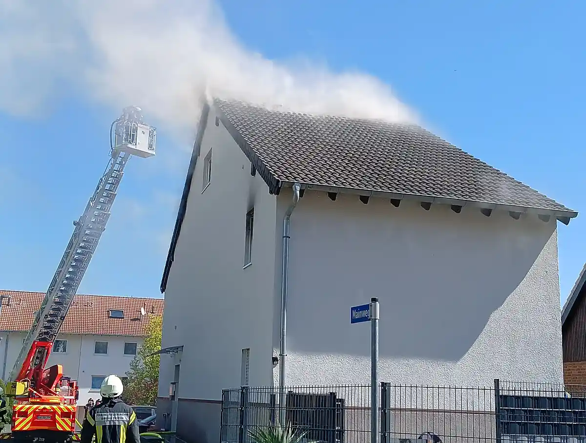 Großer Einsatz in Bad Breisig: Dachstuhlbrand nach Feuer im Dachboden