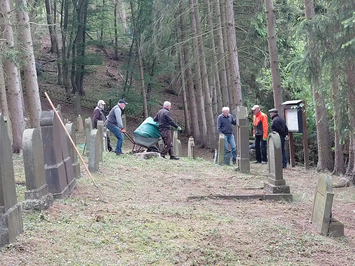 Kultur- und Heimatverein pflegt jüdischen Friedhof in Niederzissen