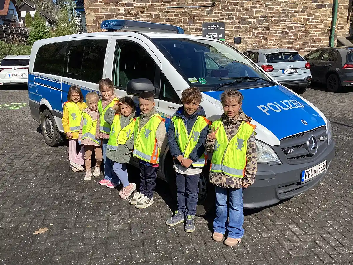Vorschulkinder des Kiga Morgenland Weiler üben Verkehrserziehung mit der Polizei