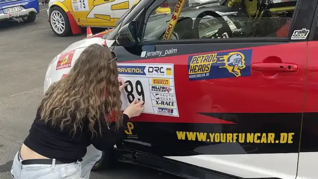 2. Die Wartezeit wurde dazu genutzt, die verlangten Aufkleber anzubringen.